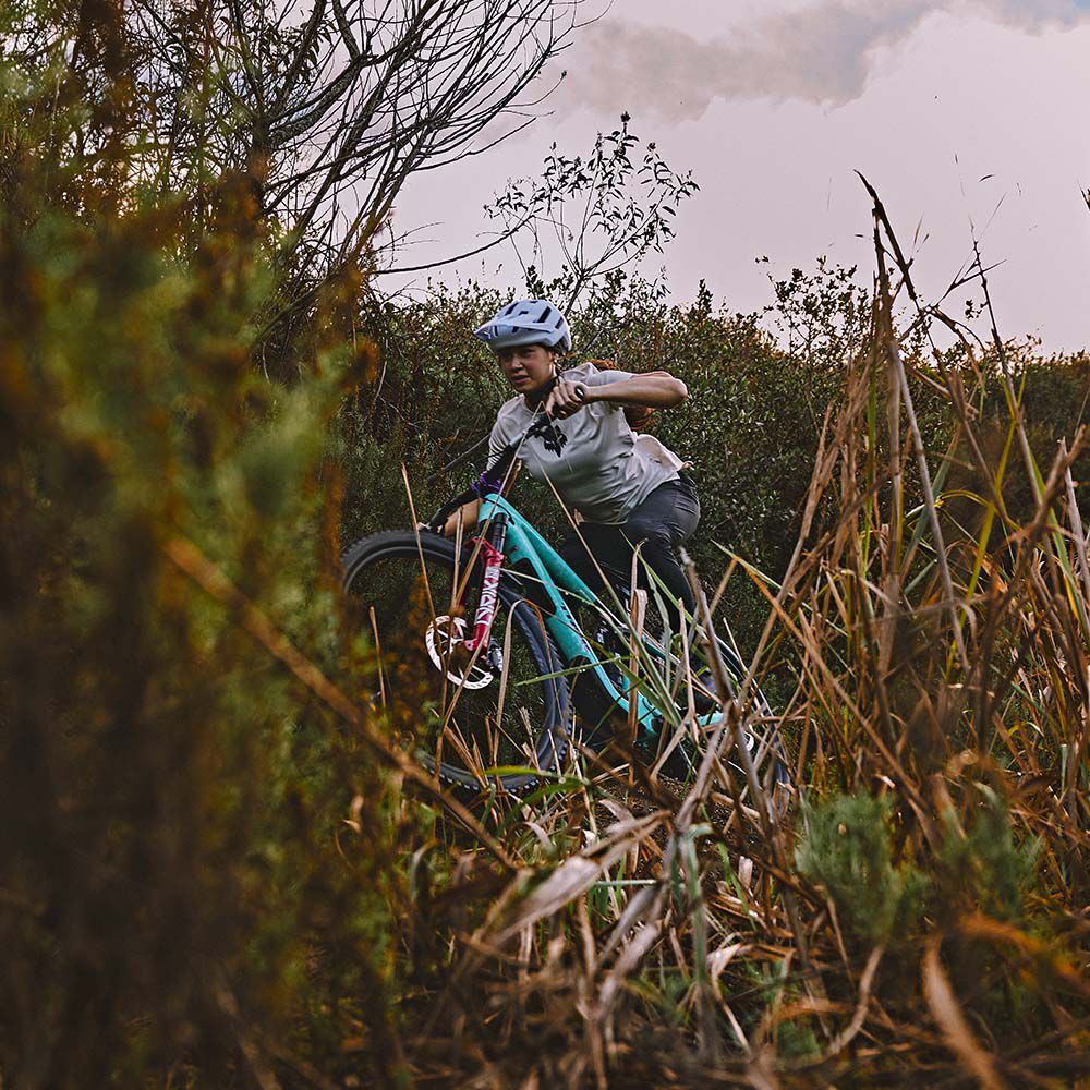 Woman on MTB wearing white 4forty MIPS